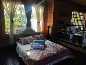 San Vicente的住宿－Cabaña Luna Verde，一间设有床铺的卧室,位于带窗户的房间内