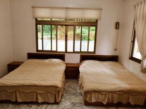 Tempat tidur dalam kamar di Half Sky Lin Yuan Homestay