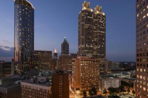 uma vista para o horizonte da cidade com edifícios altos em The Ritz-Carlton Atlanta em Atlanta