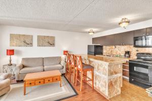 eine Küche und ein Wohnzimmer mit einem Sofa und einem Tisch in der Unterkunft 19th Floor Condo with Lanai & Sea Views - FREE Parking! home in Honolulu