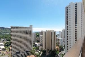 ホノルルにあるGorgeous High Rise Waikiki Condo with Ocean and Diamond Head Viewsの高層ビルが立ち並ぶ街の景色 +34枚の写真
