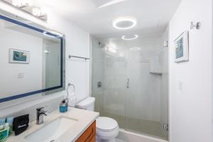 y baño con ducha, lavabo y aseo. en 7th Floor Garden View Condo In Walking Distance to Waikiki Beach condo, en Honolulu