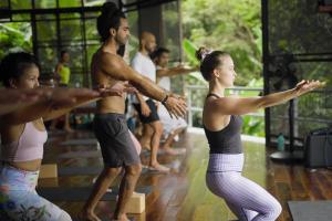 un gruppo di persone in una lezione di yoga di The Source Yoga and Nature Sanctuary Koh Phangan a Ko Phangan