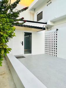 an external view of a house with a courtyard at PD Apartment Inn in Ban Pra Dok