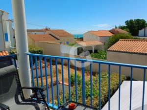 una vista desde el balcón de una casa en Appartement La Tranche-sur-Mer, 3 pièces, 5 personnes - FR-1-357-309, en La Tranche-sur-Mer