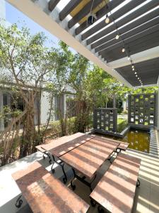 - une table de pique-nique et des bancs sur une terrasse dans l'établissement LyGia Villa Long Hải, à Long Hải