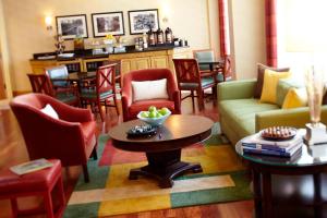 - un salon avec un canapé, des chaises et une table dans l'établissement Renaissance Columbus Downtown Hotel, à Columbus