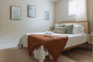 Un dormitorio con una cama con una manta encima. en Sage Haven #2, en Johnson City