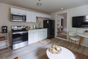 una cocina con armarios blancos y electrodomésticos negros en Sage Haven #2, en Johnson City