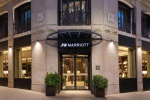 JW Marriott Hotel Madrid في مدريد: محل امام مبنى عليه لافته