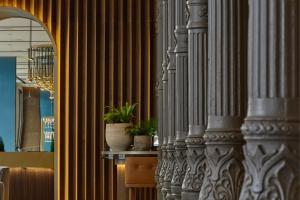 uma parede com colunas e plantas numa prateleira em JW Marriott Hotel Madrid em Madri
