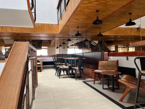 un restaurante con techos de madera, mesas y sillas en Departamento MBlanc, Ski El Colorado,, Salida a Canchas, Piscina en Santiago
