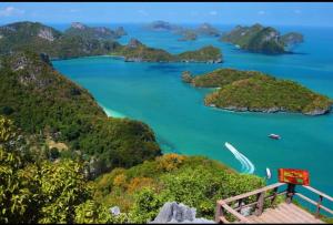 a view of a group of islands in the ocean at Koh Phaluai beach cottage in Koh Phaluai