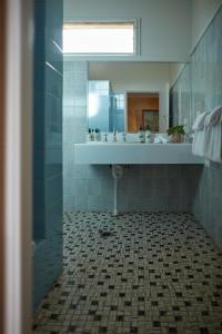 y baño con lavabo y espejo. en Eltham Hotel NSW, en Eltham