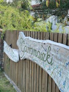a sign for a garden on a wooden fence at Gawramaszki - Apartamenty i Pokoje Gościnne in Węgorzewo