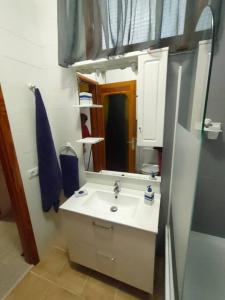 ein Bad mit einem Waschbecken und einem Spiegel in der Unterkunft Apartamento a pie de playa en San Marcos in San Marcos