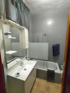 ein Badezimmer mit einem Waschbecken und einer Badewanne in der Unterkunft Apartamento a pie de playa en San Marcos in San Marcos