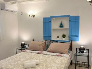 um quarto com uma cabeceira azul e uma cama em Greek House Tatiana em Cós