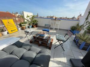 eine Terrasse mit Stühlen und einem Tisch auf dem Dach in der Unterkunft Charming home with private terrace,heart of Málaga in Málaga