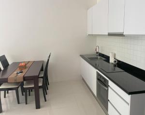 Kuchyň nebo kuchyňský kout v ubytování Spacious apartment Kamala Falls by Lofty
