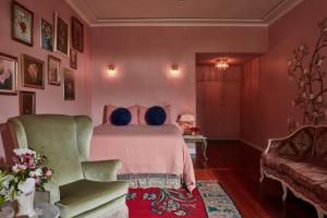 Un pat sau paturi într-o cameră la Eltham Hotel NSW