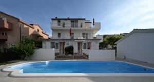 Villa con piscina frente a una casa en Apartments Mihovilovic - 50 m from beach, en Slatine