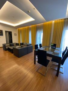 un soggiorno con un tavolo di vetro e un divano di Golden Flower by KAGUM Hotels a Bandung Altre 46 foto