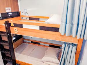 Hostel JIN - Weekly Appartment in Osaka في أوساكا: سريرين بطابقين في غرفة