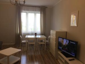 Televízia a/alebo spoločenská miestnosť v ubytovaní Apartament Warszawska