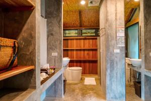 Ванная комната в Tinidee Hideaway Tonsai Beach Krabi - SHA Extra Plus