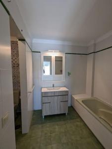 een badkamer met een wastafel en een bad bij Apartamento los Cocoteros in Santa Fe de los Boliches