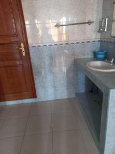 ein Badezimmer mit einem Waschbecken und einer Arbeitsplatte in der Unterkunft Apartment El Jadida in El Jadida