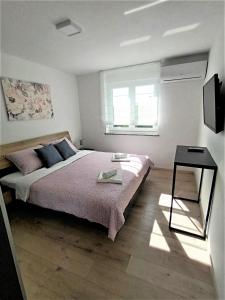 Säng eller sängar i ett rum på Apartman Dori