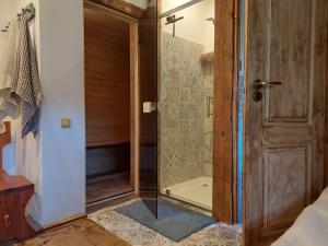 baño con ducha y puerta de cristal en Anna Porta, en Kan