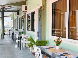 een restaurant met tafels en stoelen op een patio bij Panari Lodge El Nido in El Nido