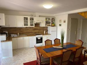 Kuchyňa alebo kuchynka v ubytovaní Balatonfüred - Péter apartman