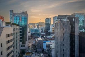 uma vista para uma cidade com edifícios altos em The Post Hotel em Seul