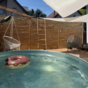 una tumbona en una piscina en Tuyo Casa Sarabandy en Varsovia