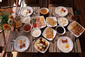 una mesa con platos de desayuno. en Arkanchi Hotel, en Khiva