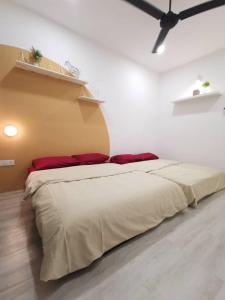 a bedroom with a large bed in a white room at Wellson Home Ipoh 6 (15px+)温馨舒适奶油风民宿15人 in Ipoh