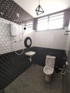 a bathroom with a toilet and a sink at Wellson Home Ipoh 6 (15px+)温馨舒适奶油风民宿15人 in Ipoh