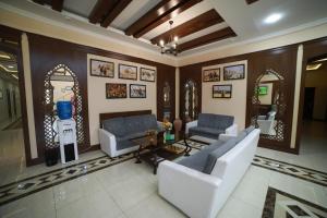 Sala de estar con 2 sofás y mesa en Arkanchi Hotel, en Khiva
