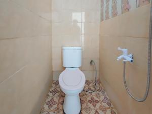 ein Badezimmer mit Toilette und Dusche in der Unterkunft RedDoorz near Pamugaran Beach Pangandaran in Pangandaran