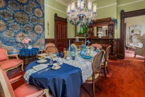 ein Esszimmer mit einem Tisch mit blauem Tischtuch in der Unterkunft Pinc Lady Mansion in Eureka