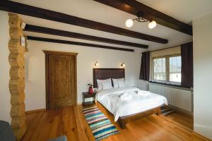 Un pat sau paturi într-o cameră la Casa Boiereasca Bucovina