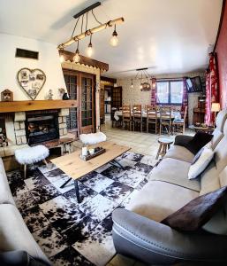 ein Wohnzimmer mit Sofa und Tisch in der Unterkunft Chalet Genepy - CHALET 12 PERSONNES 150 M² MAE-9294 in Le Corbier