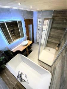 ein Badezimmer mit einem weißen Waschbecken und einem Tisch in der Unterkunft Chalet Genepy - CHALET 12 PERSONNES 150 M² MAE-9294 in Le Corbier