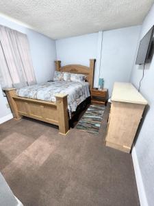 1 dormitorio con 1 cama y TV en Cute and Comfy with porch, en Lakeland