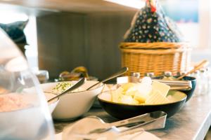 Comida en o cerca de este hotel