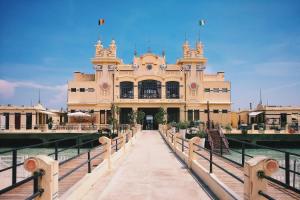 un gran edificio con un puente delante de él en 120 Rodionoff Palermo Centro - Ben collegato con l'aeroporto, la spiaggia di Mondello, en Palermo